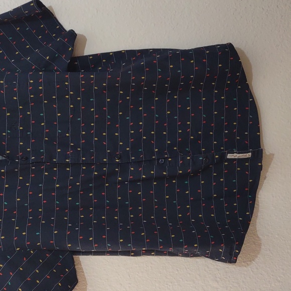 SLIGHTLY USED AN ORIGINAL PENGUIN SHORT SLEEVE SHIRT WITH CHRISTMAS LIGHT PRINT - Picture 6 of 9